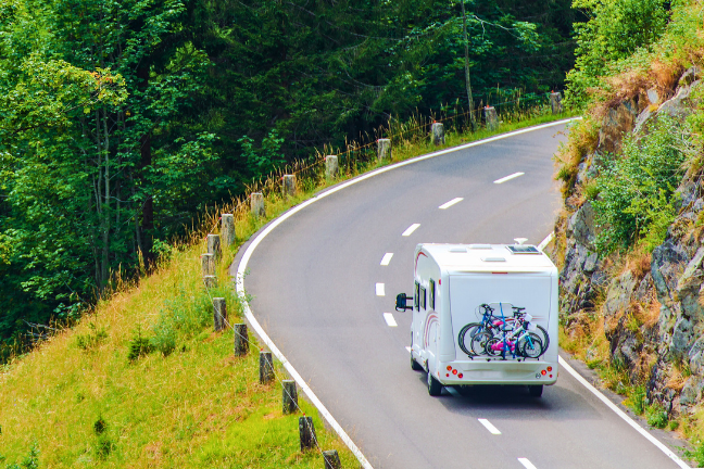 Wat is beter: een fietsendrager op de dissel of achterop de caravan?