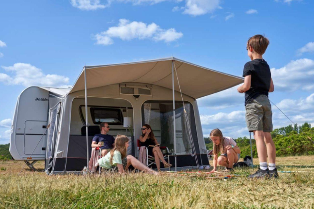 6. Een opblaasbare voortent is compact en lichtgewicht