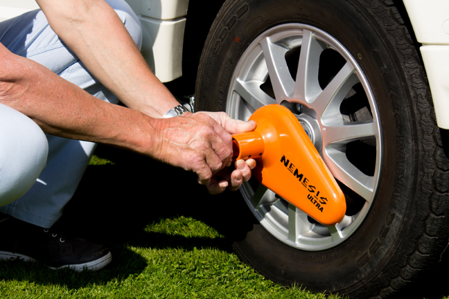 Plaats een goed zichtbare wielklem