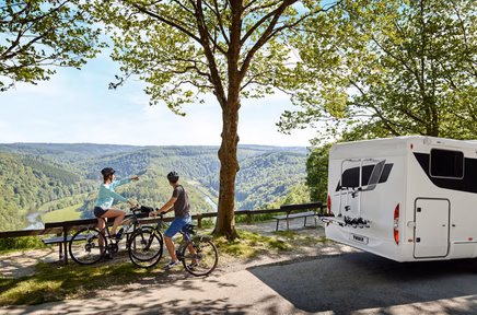 Op de dissel of achterop de caravan?